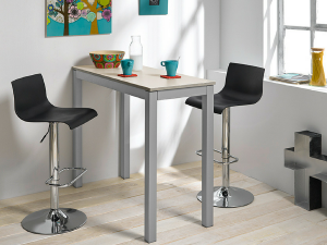 Mesa con taburetes altos